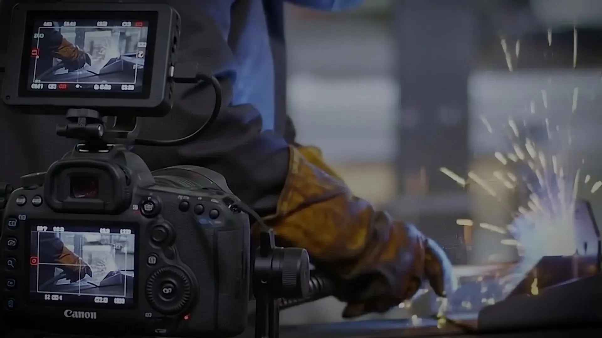 Grabación de MD360 en una planta: cámara con monitor frente a un soldador y sus chispas